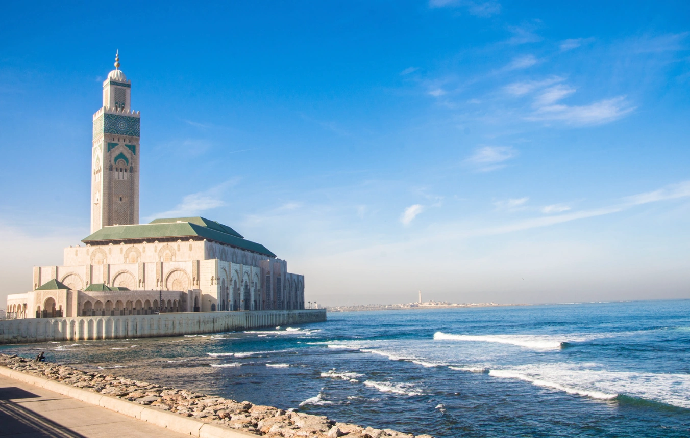 La mosquée Hassan II face à l’océan à Casablanca
