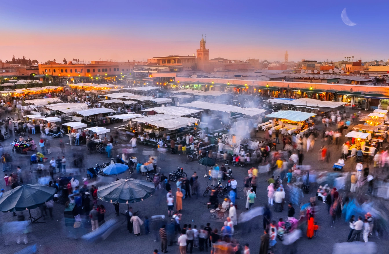 Jemaa el-Fna à Marrakech, à la tombée du jour