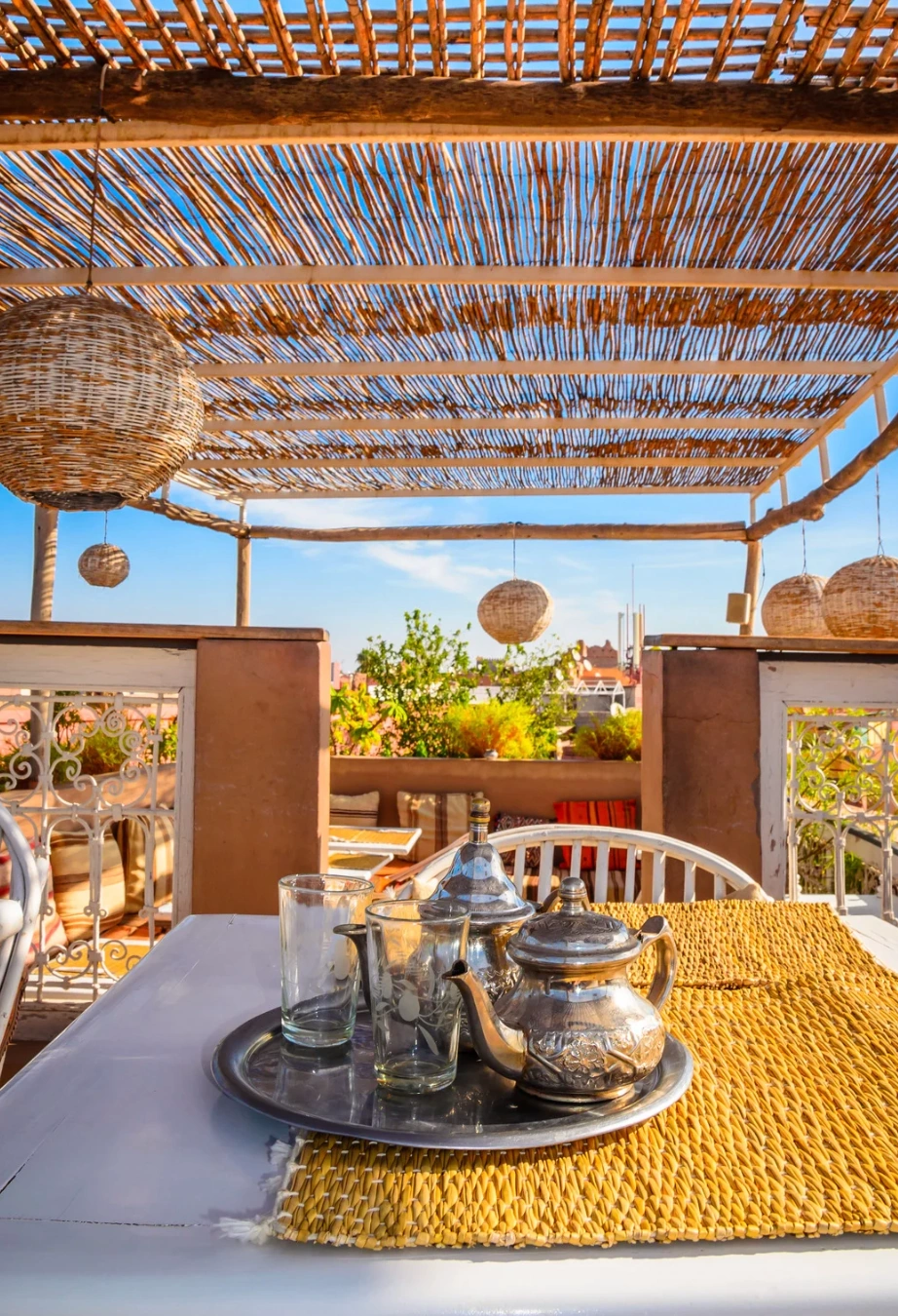 Thé marocain sur une terrasse ensoleillée